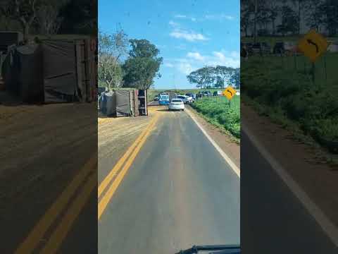 Acidente: carro e carreta com cereais é registrado na PR-467, entre Marechal Rondon e Pato Bragado