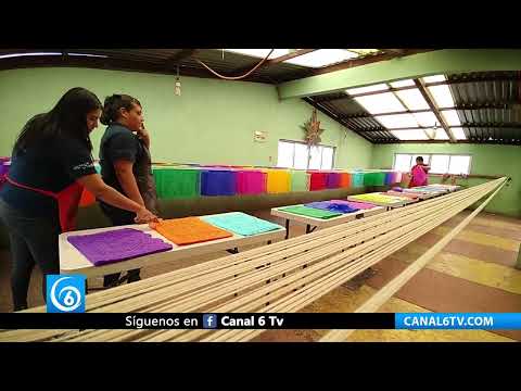 Video: Familia de Xochimilcas fabrica papel picado para día de muertos