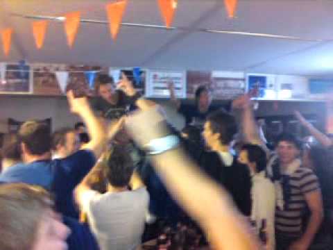 Bladella - Feest in de tent (kantine) kampioensfeest 2-5-2010