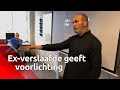 Ex-verslaafde Marijn geeft voorlichting aan schoolklassen.