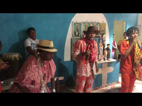 Pai de santo Zé Henrique de Pirapemas na casa de uma filha de santo no festejo de Santa Maria."