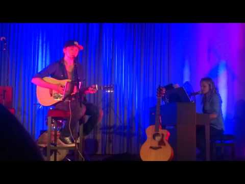 Tom de Visser en Philippine Corporaal met ''I Will Fall" in de Kruisherenkapel Uden