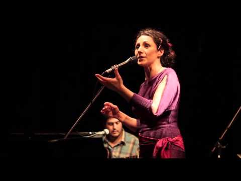 EL CURRUCHA por PAULINA TORRES  en vivo. Café Vinilo 13 de Octubre 2015.