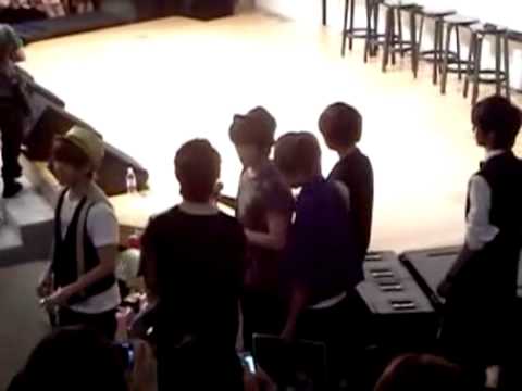[FANCAM]120421 Boyfriend - Jotwins' birthday party taking photos with fans