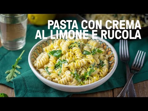 Pasta di mais e riso con salsa al limone e lievito alimentare