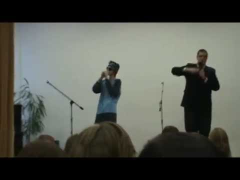 ŚPIEWANIE "WALĘ KONIA" PRZED CAŁĄ SZKOŁĄ