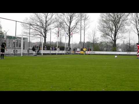 Strafschop Daniël Kops in het uitduel bij VVZ '49