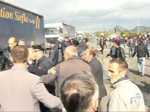 MUNGESA E ENERGJISE BANORET E LEZHES NE PROTESTE BLLOKOJNE RRUGEN LAJM