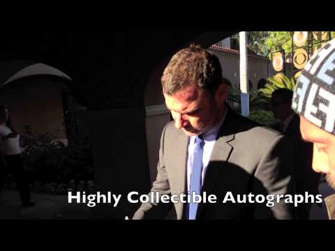 Liev Schreiber signing autographs