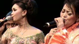 Download lagu rindu lukisan - tanpamu - Tetty Supangat and Esti Singer - Tong2 - Malieveld Den Haag May 2011 mp3