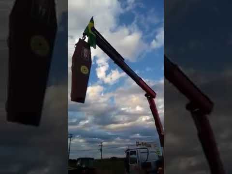 Caminhoneiros erguem caixão de Temer