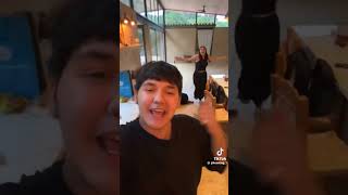 Yuridia y Phoenix cantando Rosa Pastel de Belanova