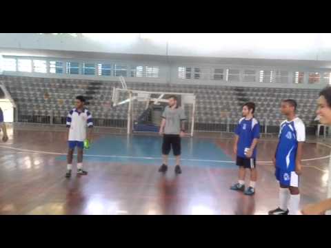 GUINA FUTSAL. NO CLUB MUNICIPAL RJ BATENDO  BOLA