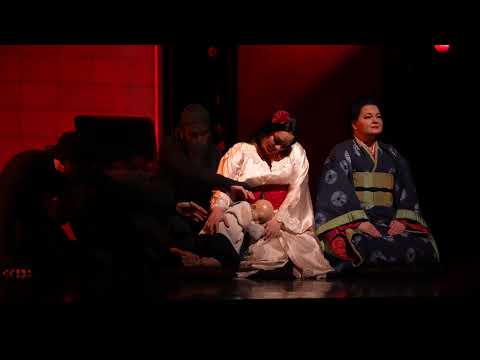 Το ατμοσφαιρικό χορωδιακό μέρος «Humming chorus» («Χορωδιακό με μουρμούρισμα»), στο τέλος της δεύτερης πράξης, από την όπερα του G. Puccini (Τζ. Πουτσίνι) [[#Madama Butterfly#]] («[[#Μαντάμα Μπατερφλάι#]]»). Παραγωγή της [[#Metropolitan Opera#]] (σεζόν 2021-2022), σε μουσική διεύθυνση [[#Alexander Soddy#]]. Η χορωδία interno (πίσω από την σκηνή) τραγουδάει με την τεχνική του bouche fermée (κλειστό στόμα).