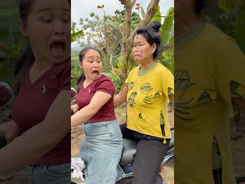 The poor old woman rode a motorbike for the first time.🛵#shorts