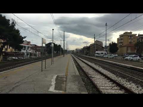 Una strana marcia parallela