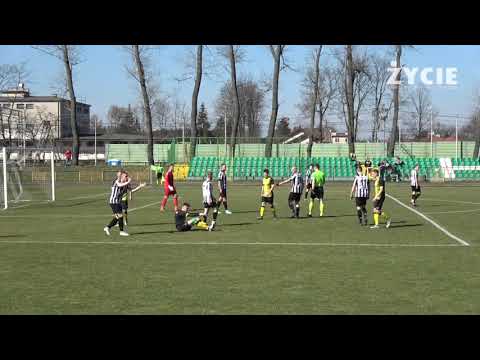 Fragmenty meczu IV ligi piłki nożnej:  PWKS Huragan Wołomin  kontra KS Łomianki