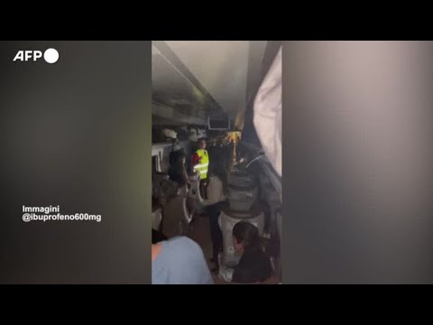 Incidente ferroviario in Spagna: le immagini dell'evacuazione dopo il deragliamento