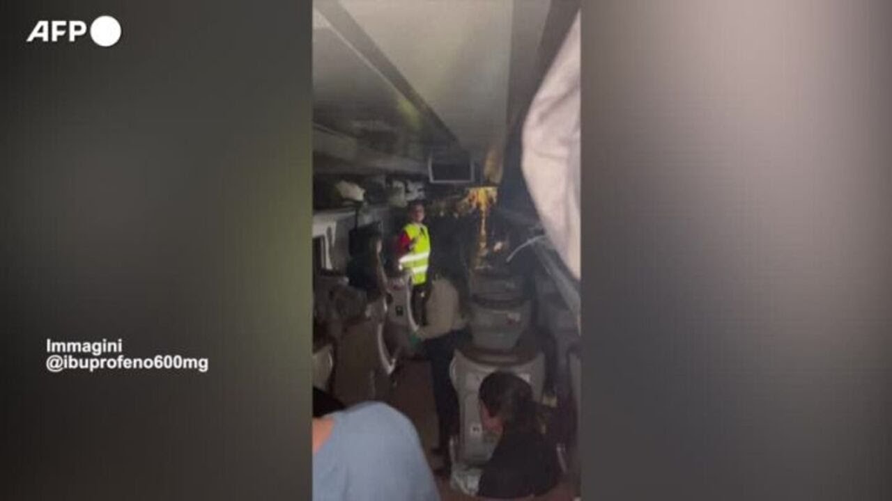 Incidente ferroviario in Spagna: le immagini dell'evacuazione dopo il deragliamento