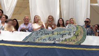 El balcón de Rocío Jurado cada vez con más ausencias en la procesión de la Virgen de Regla