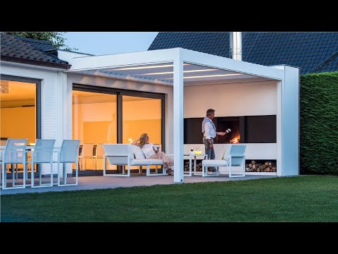 Outdoor living space Camargue by Renson with integrated fireplace