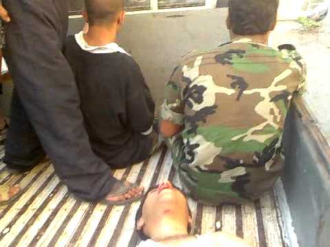 إسعاف جرحى قوات النظام من قبل كتيبة عبدالله بن عمر بعد السيطرة على مخفر المخيم في درعا