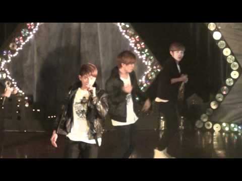 [110515] Bước trong mưa - 365daband @ ĐH Huflit