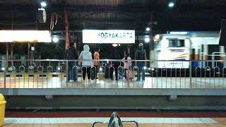 preview picture of video 'Kereta Api Turangga dari Bandung memasuki Stasiun Tugu Yogyakarta'