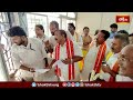 సింహాచలంలో సింహాద్రి అప్పన్న చందనం అరగతీతను ప్రారంభించిన అర్చకులు, అధికారులు | Chandanam Aragateetha - Video