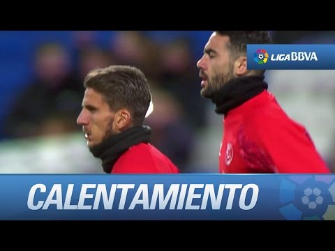 Muy abrigados los jugadores del Sevilla FC en el calentamiento