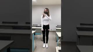 恥ずかしそうにしてる女の子の乳揺れ