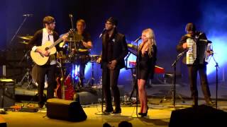 Alexander Kogan performs in Dnepropetrovsk with Julio Iglesias