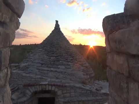Toritto, due immagini del tramonto di fronte al Trullo Maestro.