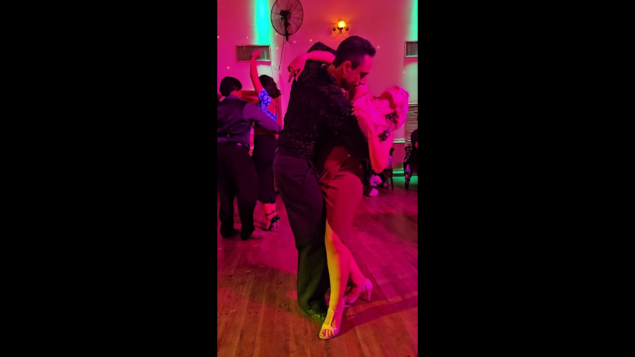 Video thumbnail for Nos capturaron bailando una salsita con Karina Daluda