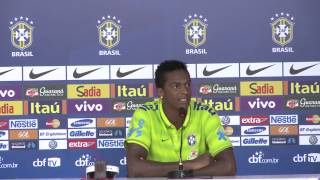 Jô fala com jornalistas sobre jogar em Itaquera