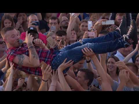 Q-Beach House: Gers Pardoel crowdsurft