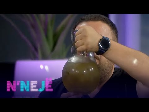 Muhamed Arifi s’ndalet duke pirë, shërbehet me ibrik në studio