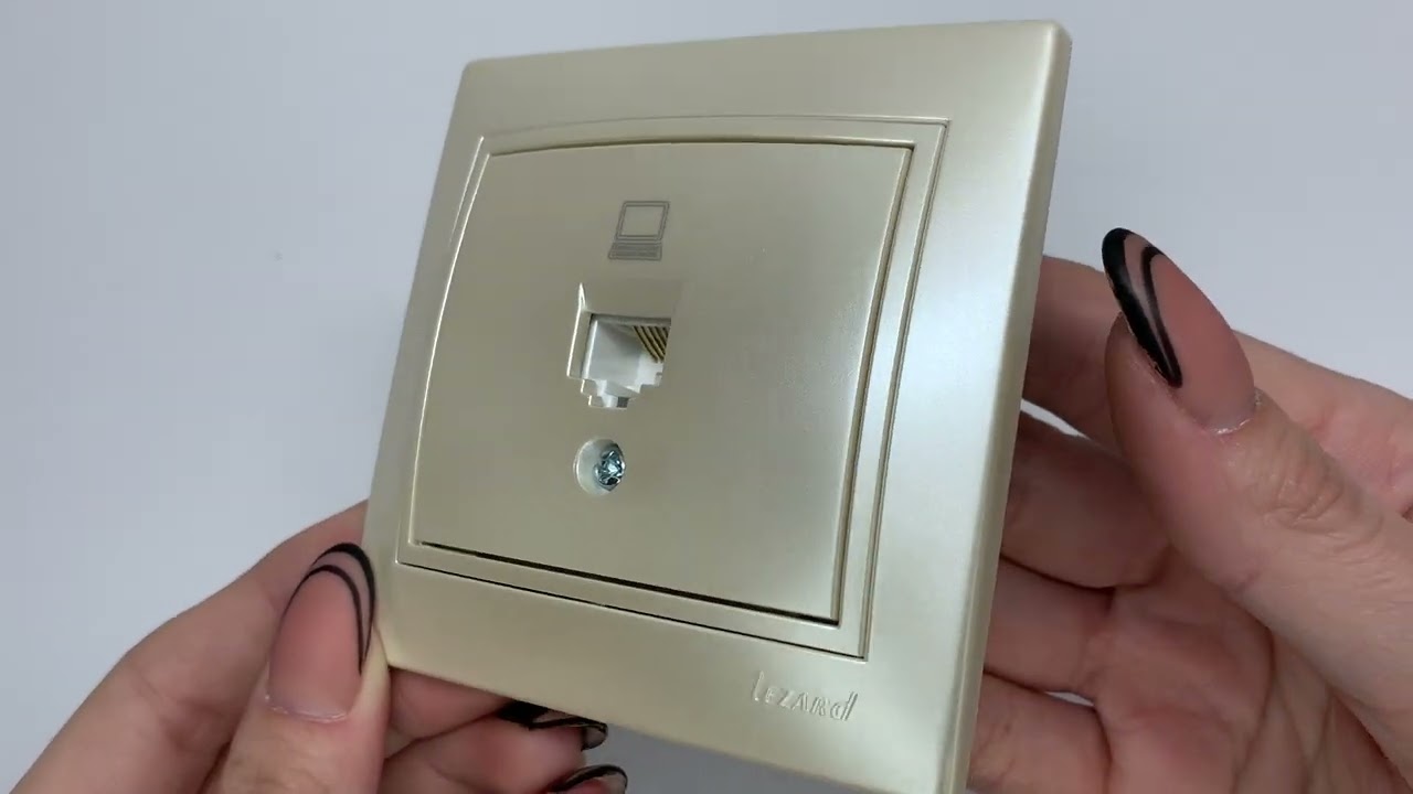 Розетка одинарная компьютерная MIRA жемчужно-белый перламутр со вставкой 701-3030-139