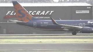 preview picture of video 'Sun Country 737-800 N801SY Takeoff out of Portland Airport'
