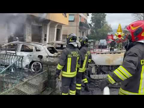 Esplode un camion carico di bombole d'ossigeno - L'intervento dei vigili del fuoco