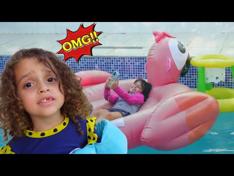 Marina e Elisa em: Tipos de Crianças na Piscina 2