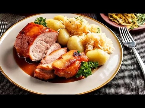 SCHWEINEBRATEN mit Hefeklößen und Sauerkraut aus einem Topf - One Pot Schweinebraten