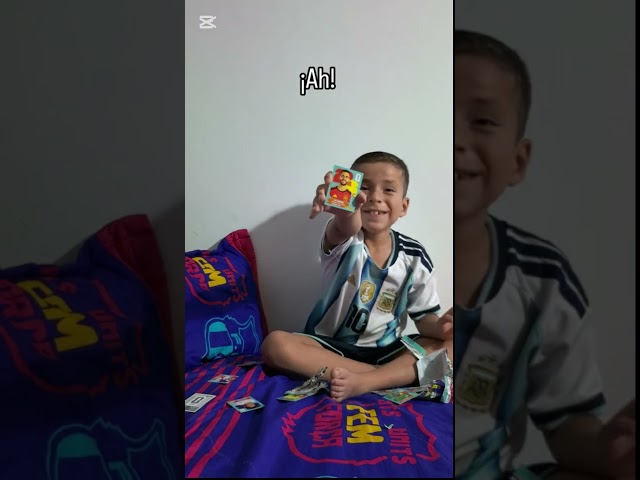 Vídeo relacionado con TNOMSNO Álbum de para Cartas, 50 Páginas 900 Cartas Álbum de Cartas Coleccionables, Transparente e Impermeable Carpeta de Tarjetas, Álbum de Recortes para Tarjetas
