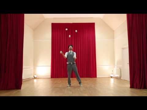 Marky Jay juggles 