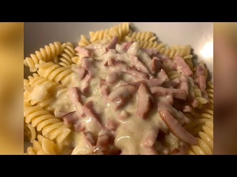 Pasta med Ost & Skinksås/Pasta with Cheese & Ham Sauce.