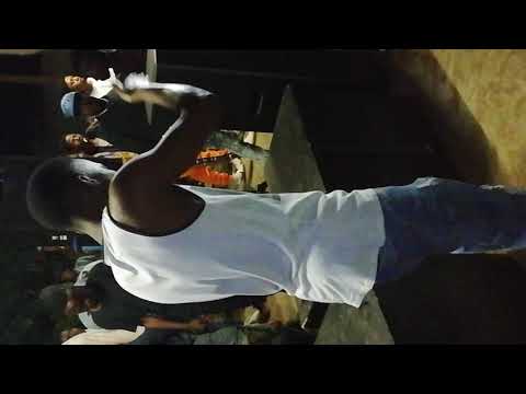 Sarneh Kay performing Ha funeyi alongside his fans @Pappas car wash 1st of December 2018