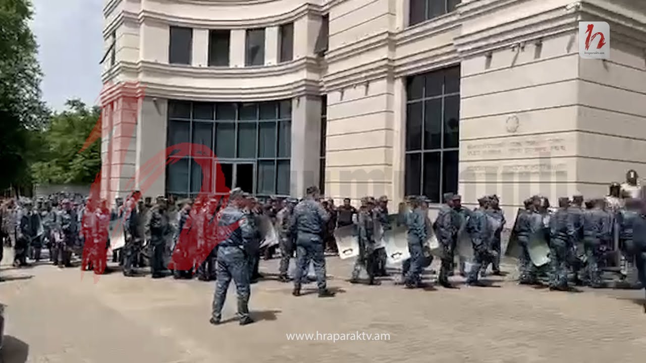 «Շուտ արեք, տղե՛րք»․ ոստիկանական զորքը խուճապահար դասավորվում է ԱԳՆ-ի դիմաց