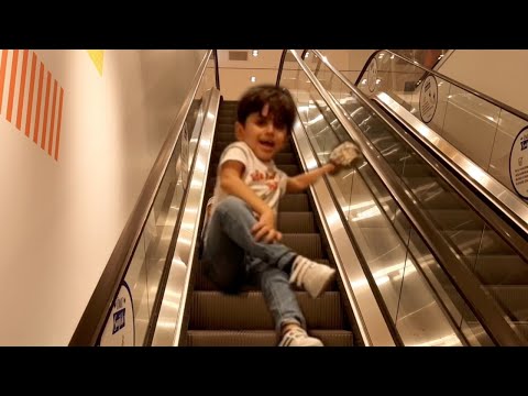 Yürüyen merdivende ters çıkmaya çalışırken Efe'nin ayağı takıldı düştü çok ağladı.