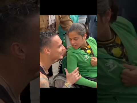 Menina Deficiente Tenta Beijar Jogador Antony Na Boca #futebol #shorts #selecaobrasileira