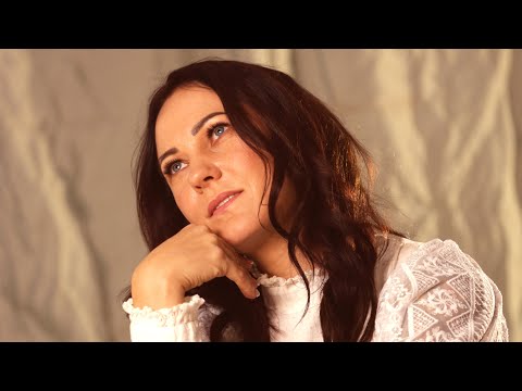 Mira Luoti - Hopeinen tussi (Lyriikkavideo)